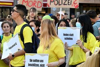 Nezletilého Senegalce s nožem zastřelil v Dortmundu policista samopalem - Novinky